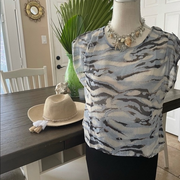 FINAL Touch Tan Zebra striped 🦓  
blouse NWOT - Picture 10 of 11